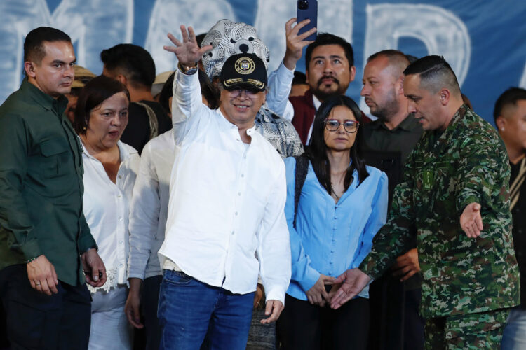 El presidente de Colombia, Gustavo Petro, saluda durante un discurso este miércoles, en la Plaza de San Francisco en Cali (Colombia). Foto: EFE/ Ernesto Guzmán.