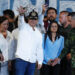 El presidente de Colombia, Gustavo Petro, saluda durante un discurso este miércoles, en la Plaza de San Francisco en Cali (Colombia). Foto: EFE/ Ernesto Guzmán.