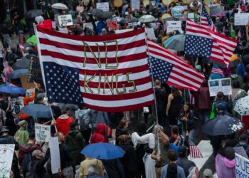 Bajo el lema "NO tenemos reyes" se protestó en todo Estados Unidos, incluida Nueva York.  Foto: OLGA FEDOROVA/EFE/EPA.