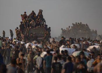 En Jabalia, en la Franja de Gaza, palestinos buscan desesperados algunos alimentos, entre ellos harina de trigo para confeccionar pan. Foto: Haitham Imad / EFE / EPA.