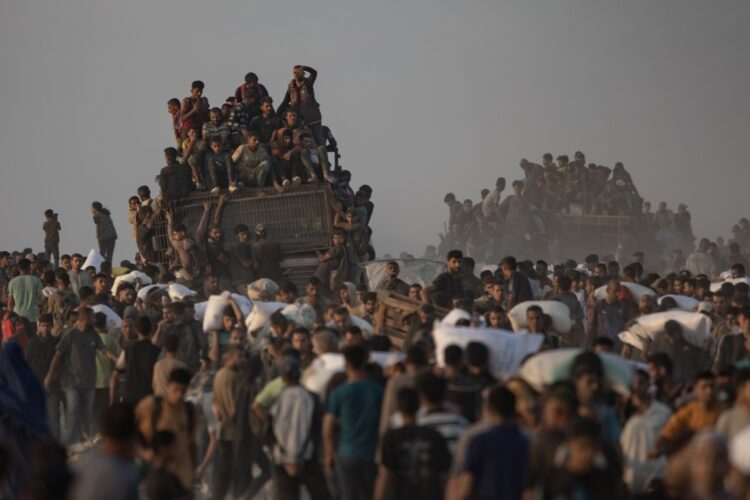 En Jabalia, en la Franja de Gaza, palestinos buscan desesperados algunos alimentos, entre ellos harina de trigo para confeccionar pan. Foto: Haitham Imad / EFE / EPA.