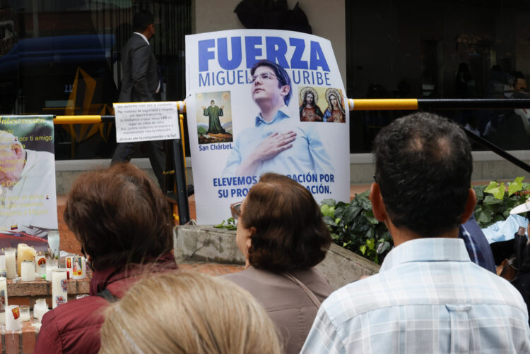 Personas rezan frente a la clínica Fundación Santa Fe por la recuperación del senador y precandidato presidencial colombiano Miguel Uribe Turbay, este viernes, en Bogotá.Foto: EFE/ Mauricio Dueñas Castañeda