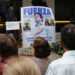 Personas rezan frente a la clínica Fundación Santa Fe por la recuperación del senador y precandidato presidencial colombiano Miguel Uribe Turbay, este viernes, en Bogotá.Foto: EFE/ Mauricio Dueñas Castañeda