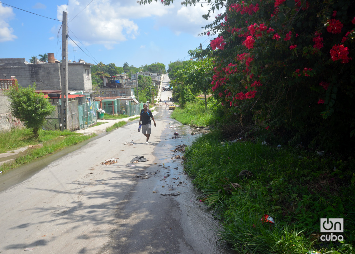 Calles con salideros de agua y tupición de alcantarillas en Párraga. Foto: Otmaro Rodríguez.