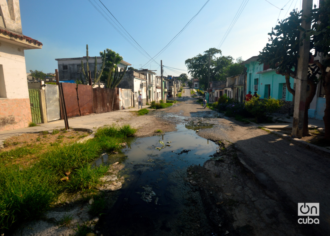 Acumulado de agua en la calle San Anastasio, en Lawton. Foto: Otmaro Rodríguez.