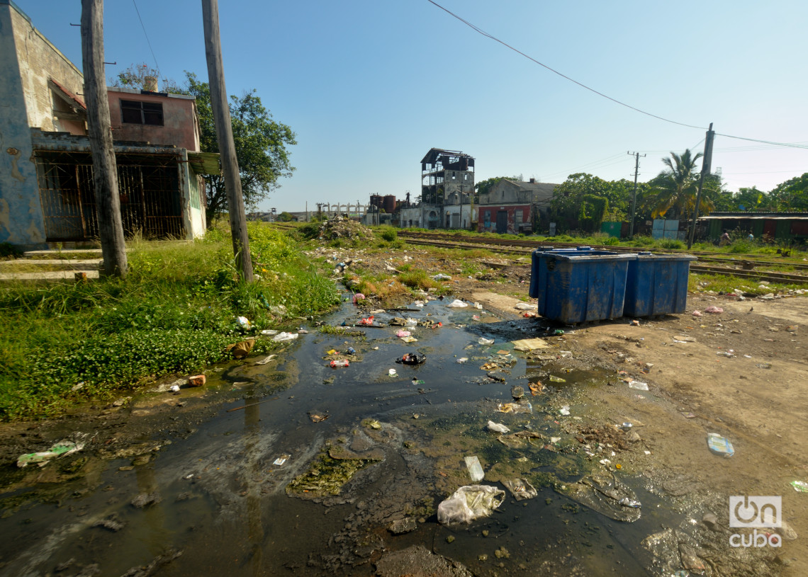 Aguas residuales cerca del antiguo matadero, en Lawton. Detrás, la antigua destilería. Foto:  Otmaro Rodríguez.