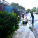 Un hombre llena cubos de agua potable para su casa, en Párraga. Foto: Otmaro Rodríguez.