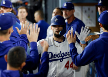 Andy Pagés celebra con los Dodgers tras producir una carrera en el partido contra los Padres de San Diego. Foto: Caroline Brehman/EFE/EPA.