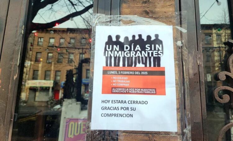 Anuncio en un barrio de Nueva York. Se calcula que en EEUU viven unos 11 millones de migrantes indocumentados s que sostienen sectores económicos, como la agricultura y la hostelería.  Foto: El Universal