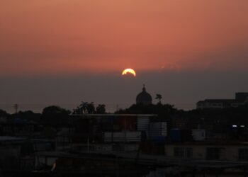 Atardecer visto desde una azotea en Buenavista. Sobre el mar, más allá de la cúpula de la Iglesia de Jesús, en Miramar, el sol se oculta entre las nubes. Foto: Frangel De la Torre.