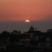 Atardecer visto desde una azotea en Buenavista. Sobre el mar, más allá de la cúpula de la Iglesia de Jesús, en Miramar, el sol se oculta entre las nubes. Foto: Frangel De la Torre.