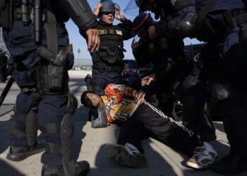 Autoridades detienen a un hombre durante una protesta contra las políticas migratorias de Donald Trump en Los Ángeles. Foto: Allison Dinner / EFE / Archivo.