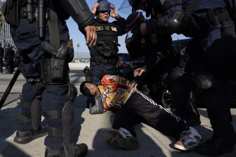 Autoridades detienen a un hombre durante una protesta contra las políticas migratorias de Donald Trump en Los Ángeles. Foto: Allison Dinner / EFE / Archivo.