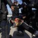 Autoridades detienen a un hombre durante una protesta contra las políticas migratorias de Donald Trump en Los Ángeles. Foto: Allison Dinner / EFE / Archivo.