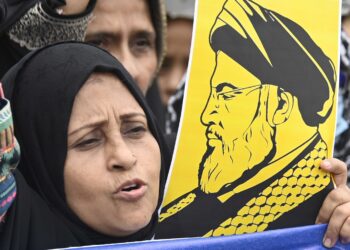 Una mujer chií pakistaní sostiene una pancarta que representa al difunto líder de Hezbolá, Hassan Nasrallah, durante una manifestación en solidaridad con el pueblo iraní en Karach. Foto: EFE/EPA/SHAHZAIB AKBER.