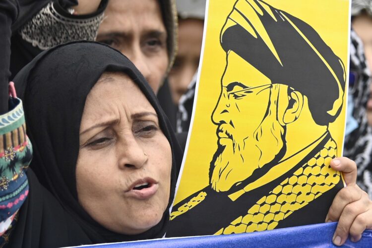 Una mujer chií pakistaní sostiene una pancarta que representa al difunto líder de Hezbolá, Hassan Nasrallah, durante una manifestación en solidaridad con el pueblo iraní en Karach. Foto: EFE/EPA/SHAHZAIB AKBER.