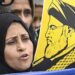 Una mujer chií pakistaní sostiene una pancarta que representa al difunto líder de Hezbolá, Hassan Nasrallah, durante una manifestación en solidaridad con el pueblo iraní en Karach. Foto: EFE/EPA/SHAHZAIB AKBER.