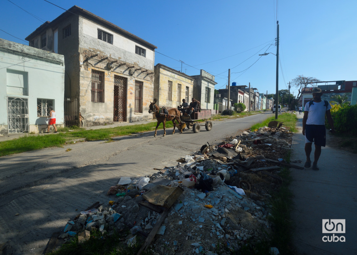 Acumulado de escombro y basura en la calle San Anastasio y Dolores, en Lawton. Foto: Otmaro Rodríguez.