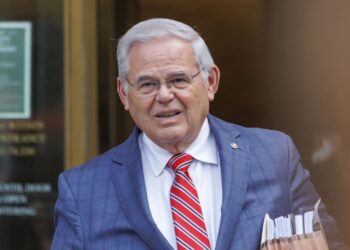 El exsenador de Nueva Jersey Bob Menéndez saliendo de un tribunal federal de Nueva York. Foto: EFE/EPA/SARAH YENESEL /ARCHIVO.
