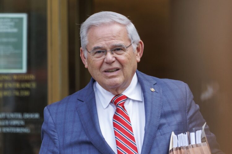 El exsenador de Nueva Jersey Bob Menéndez saliendo de un tribunal federal de Nueva York. Foto: EFE/EPA/SARAH YENESEL /ARCHIVO.