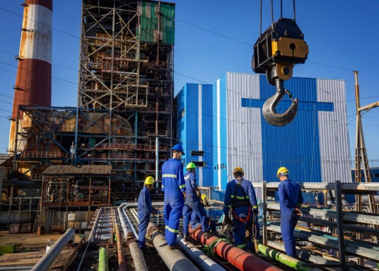 Trabajadores durante una reparación en la central termoeléctrica Antonio Guiteras, de Matanzas. Foto: Raúl Navarro / Periódico Girón / Archivo.