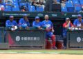 Germán Mesa (izquierda) observa junto al cuerpo de dirección de Cuba el partido contra Países Bajos en la quinta edición del Clásico Mundial de Béisbol. Foto: MLB.