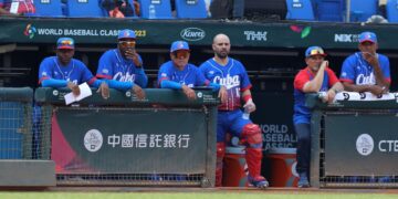 Germán Mesa (izquierda) observa junto al cuerpo de dirección de Cuba el partido contra Países Bajos en la quinta edición del Clásico Mundial de Béisbol. Foto: MLB.
