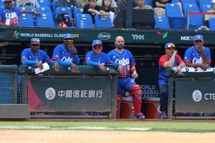 Germán Mesa (izquierda) observa junto al cuerpo de dirección de Cuba el partido contra Países Bajos en la quinta edición del Clásico Mundial de Béisbol. Foto: MLB.