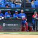Germán Mesa (izquierda) observa junto al cuerpo de dirección de Cuba el partido contra Países Bajos en la quinta edición del Clásico Mundial de Béisbol. Foto: MLB.