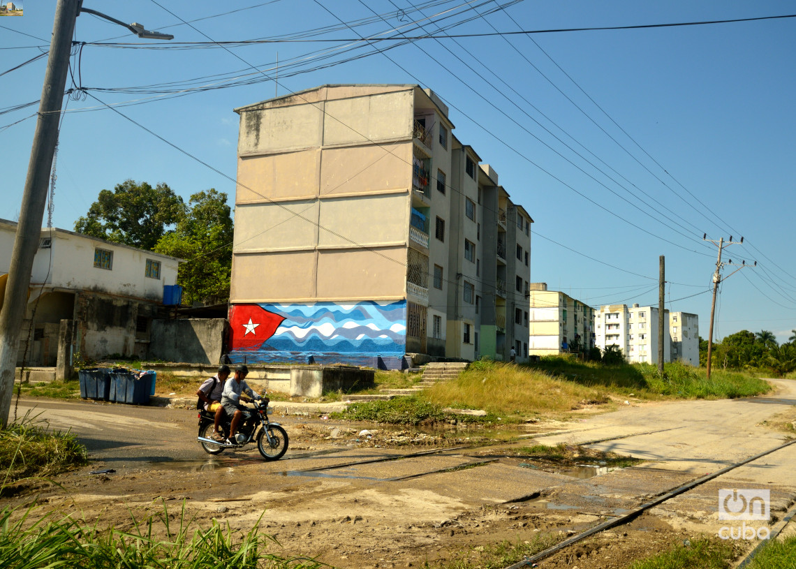 Edificios en Dolores y la Línea, en Lawton. Foto: Otmaro Rodríguez.