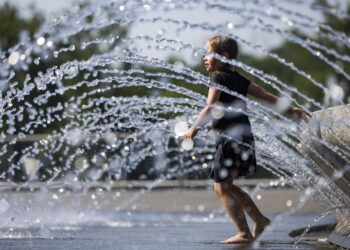 Una niña se refresca en una fuente de agua este lunes en Georgetown Waterfront Park, Washington, DC. Foto: EFE/EPA/Jim Lo Scalzo.