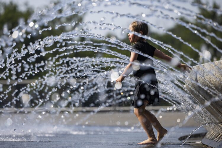 Una niña se refresca en una fuente de agua este lunes en Georgetown Waterfront Park, Washington, DC. Foto: EFE/EPA/Jim Lo Scalzo.
