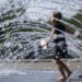 Una niña se refresca en una fuente de agua este lunes en Georgetown Waterfront Park, Washington, DC. Foto: EFE/EPA/Jim Lo Scalzo.