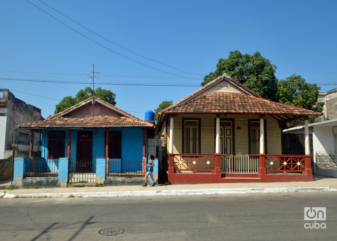 Casas de madera en la calle Dolores, en Lawton. Foto: Otmaro Rodrígu