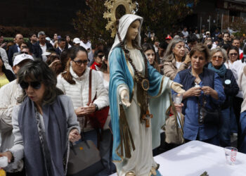 Simpatizantes del senador Miguel Uribe Turbay, rezan un rosario frente a la Clínica Santafé este domingo, en Bogotá. Foto: EFE/ Mauricio Dueñas Castañeda.