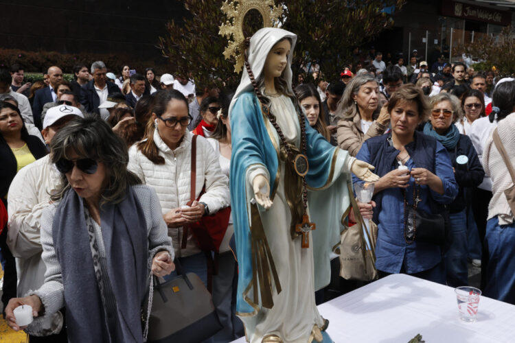 Simpatizantes del senador Miguel Uribe Turbay, rezan un rosario frente a la Clínica Santafé este domingo, en Bogotá. Foto: EFE/ Mauricio Dueñas Castañeda.