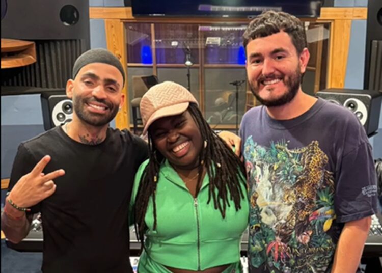 Daymé Arocena junto al rapero Arcángel y al productor musical Animal. Foto: Facebook/Daymé Arocena.
