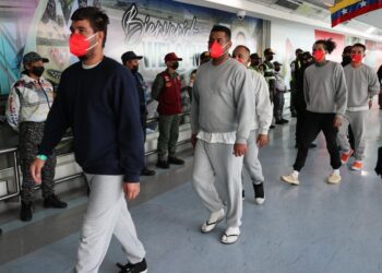 Deportados venezolanos en La Guaira. Foto: EFE/ Ministerio de Interior Justicia y Paz .