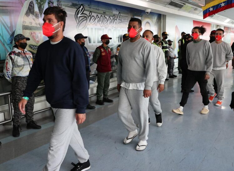 Deportados venezolanos en La Guaira. Foto: EFE/ Ministerio de Interior Justicia y Paz .