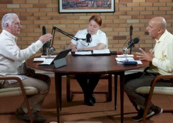 Díaz-Canel acompañado de Tania Velázquez, presidenta de Etecsa, y de Ernesto Rodríguez, ministro interino de Comunicaciones. Foto: Canal Habana