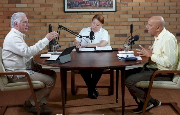 Díaz-Canel acompañado de Tania Velázquez, presidenta de Etecsa, y de Ernesto Rodríguez, ministro interino de Comunicaciones. Foto: Canal Habana
