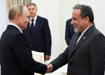 El presidente ruso,  Vladimir Putin (I) recibe al canciller iraní Abbas Araghchi en el palacio del Kremlin, en Moscú. Foto:  EFE EPA  ALEXANDER KAZAKOV  SPUTNIK  KREMLIN POOL