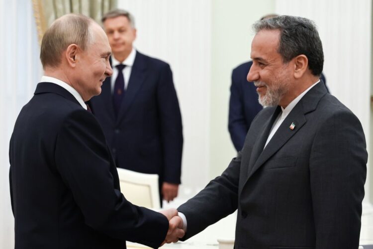 El presidente ruso,  Vladimir Putin (I) recibe al canciller iraní Abbas Araghchi en el palacio del Kremlin, en Moscú. Foto:  EFE EPA  ALEXANDER KAZAKOV  SPUTNIK  KREMLIN POOL