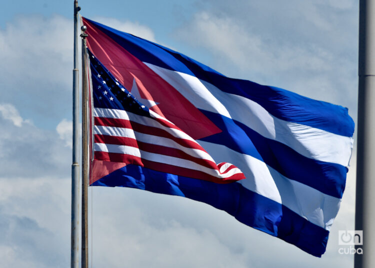 Banderas de Cuba y Estados Unidos en la zona de la Embajada estadounidense en La Habana. Foto: Otmaro Rodríguez.