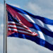 Banderas de Cuba y Estados Unidos en la zona de la Embajada estadounidense en La Habana. Foto: Otmaro Rodríguez.