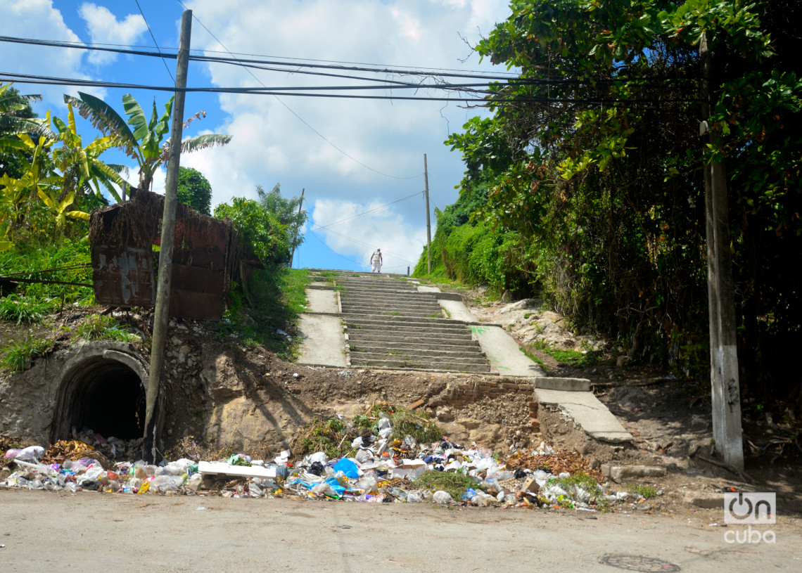 Las escaleras, en Párraga. Foto: Otmaro Rodríguez.