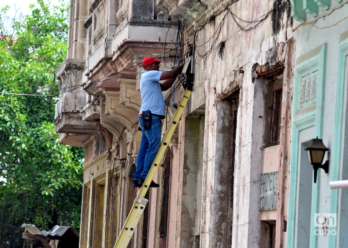 Un trabajador de Etecsa realizando sus labores en La Habana. Foto: Otmaro Rodríguez.