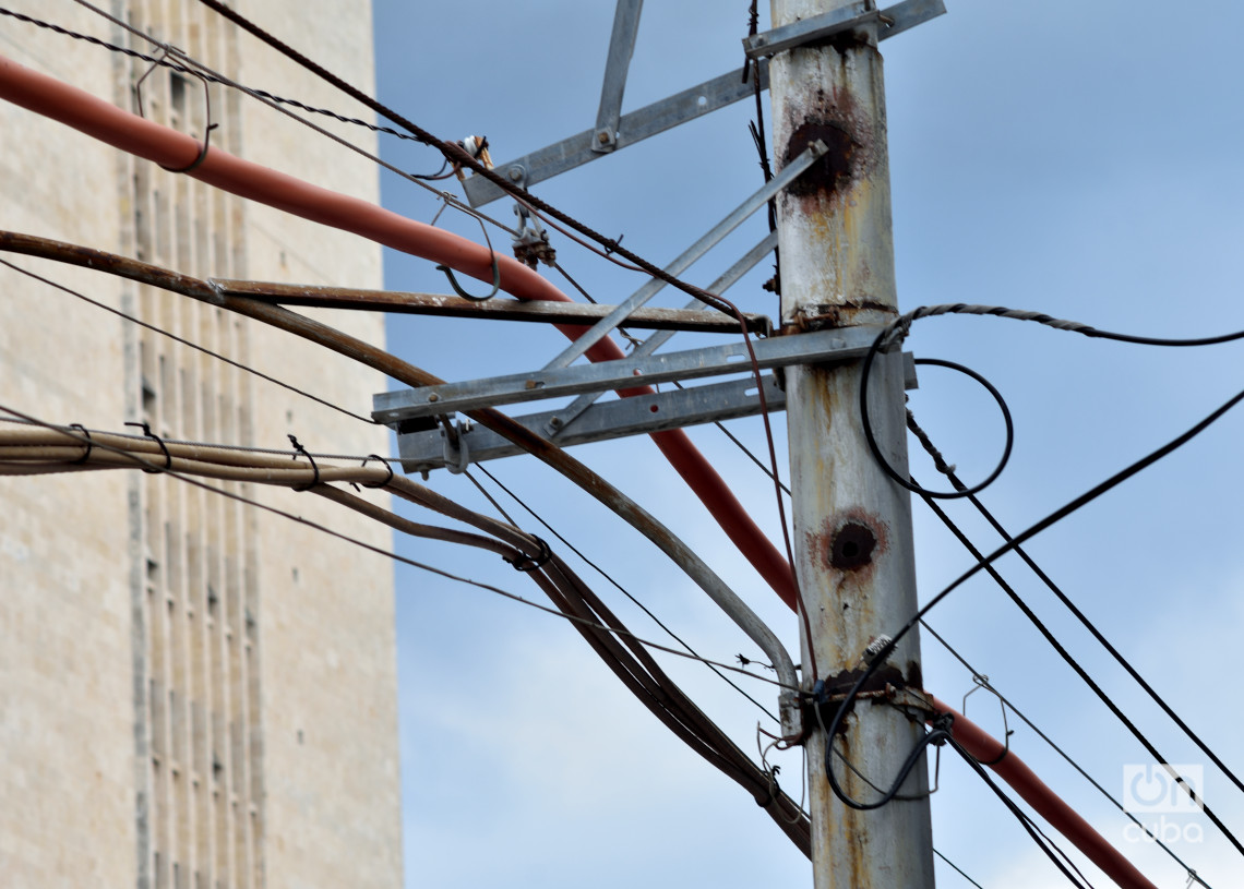 Cables eléctricos y telefónicos en La Habana. Foto: Otmaro Rodríguez.