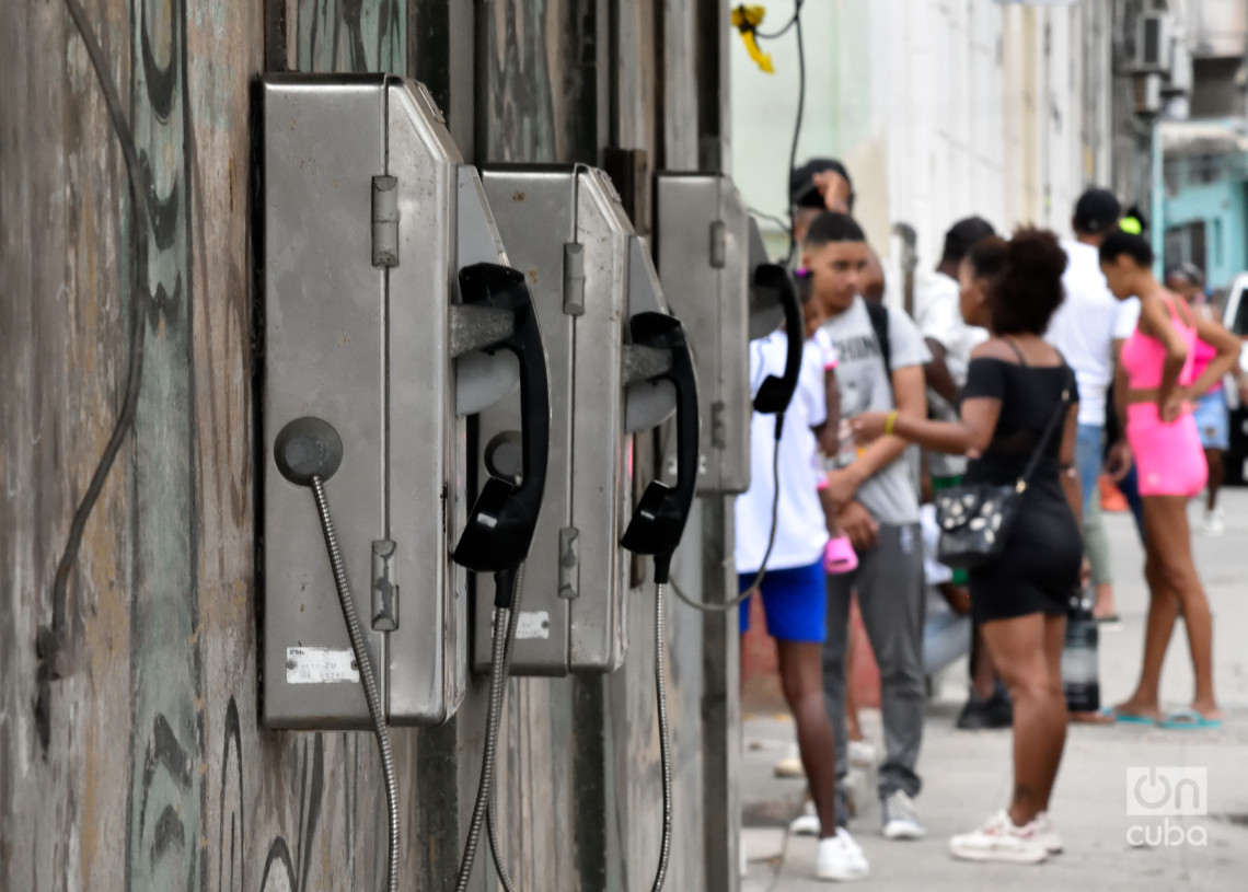 Teléfonos públicos en La Habana. Foto: Otmaro Rodríguez.