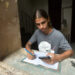 Un joven cubano estudia usando la conexión a internet en su teléfono móvil, tras el anuncio de las nuevas tarifas de Etecsa. Foto: Otmaro Rodríguez.